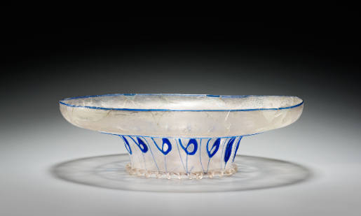 Fußschale mit blauen Fadenauflagen