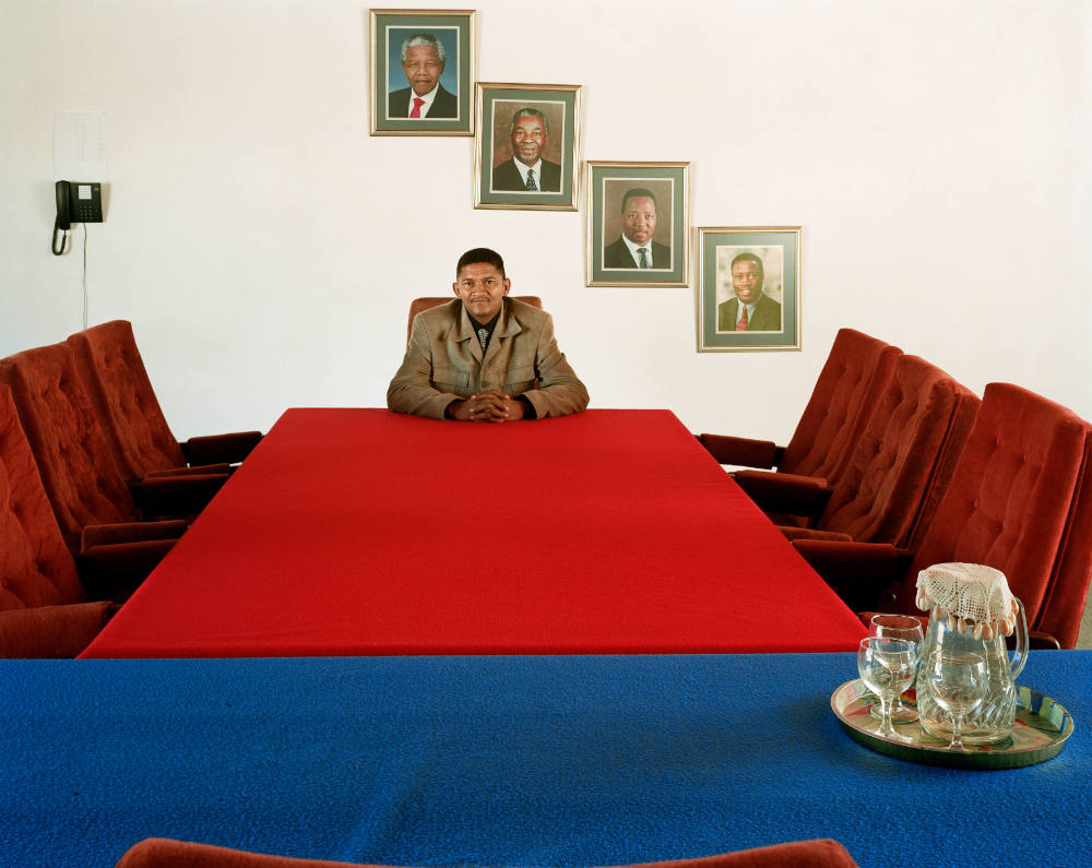 Martin Klaaste, Bürgermeister der Kamiesberg Gemeinde, in seinem Büro, Garies, Nordkap
