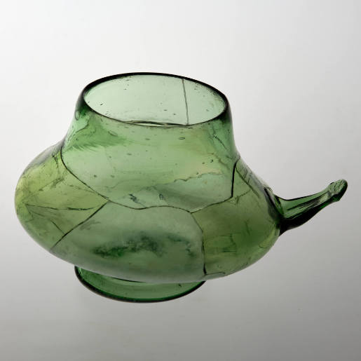 Green cup with handle ("Scheuer")
