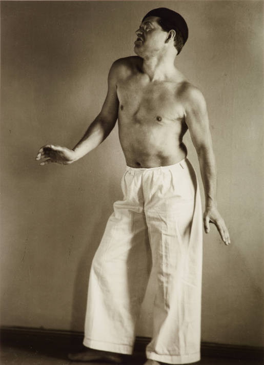 Der Dadaist Raoul Hausmann in Pose