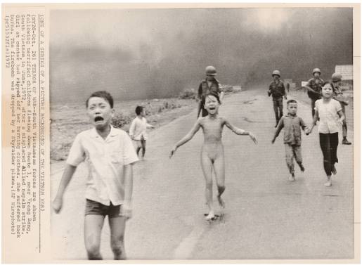 Ohne Titel (Kinder auf der Flucht vor einem amerikanischen Napalm-Angriff, Trang Bang, 8. Juni 1972)