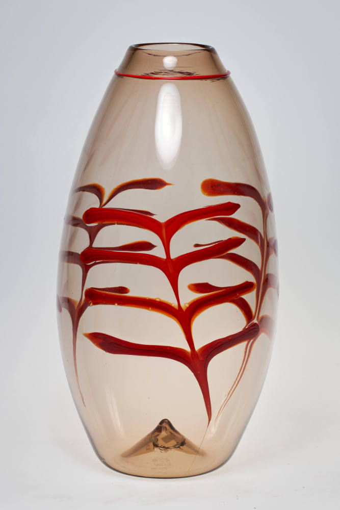 Rauchfarbene Vase mit Dekoration "a palmette"