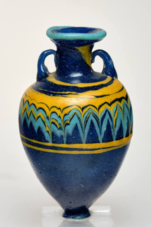 Core-formed cosmetic bottle (amphoriskos)