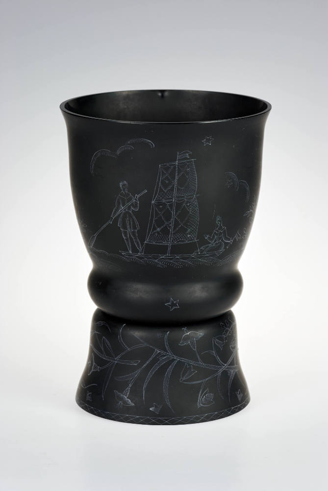 Schwarze Vase mit Segelbootfahrt