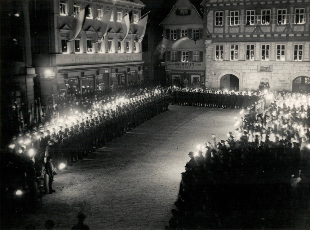 Die Saar-Siegesfeier in Schwäb. Gmünd. Die Front der Reichswehr „Angetreten zum grossen Zapfenstreich“ vor dem alten Rathaus.