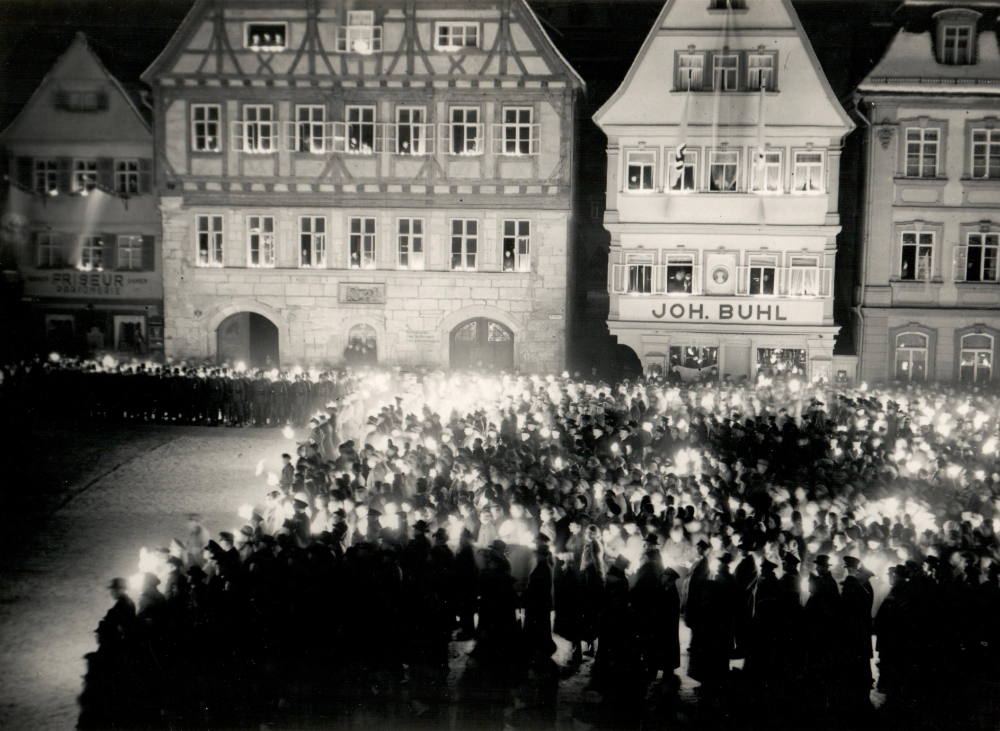 Der von Fackeln hellerleuchtete Teil des historischen Marktplatzes, Schwäb. Gmünd