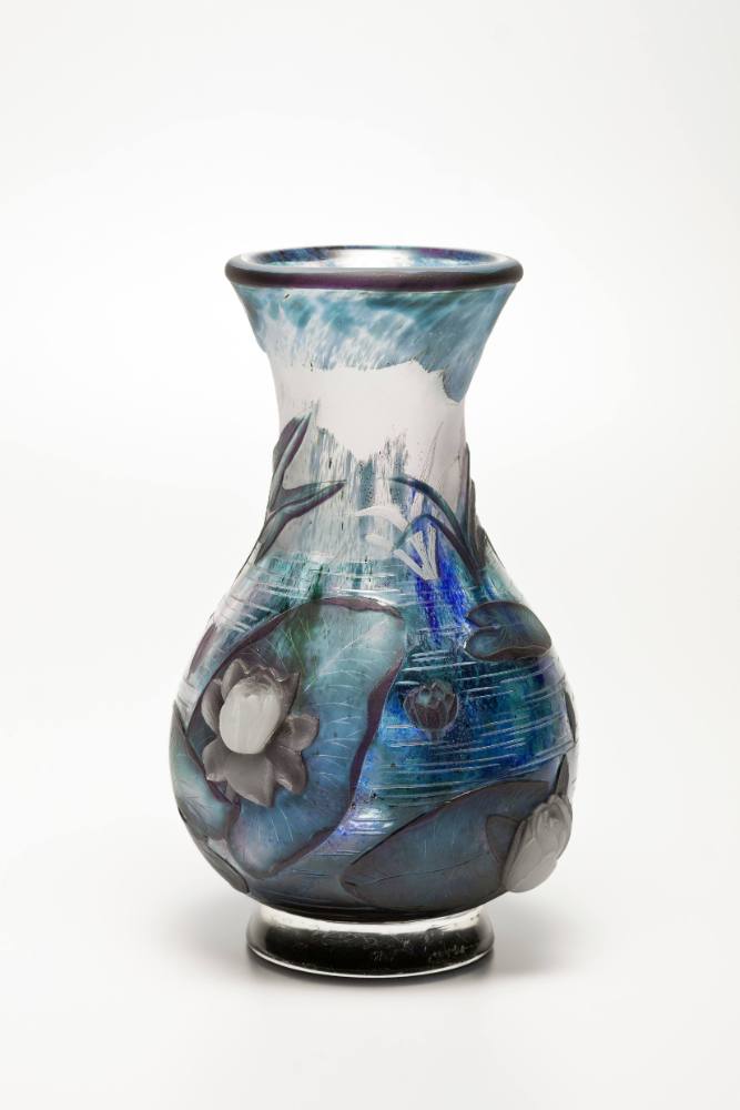 Vase mit Teichlandschaft