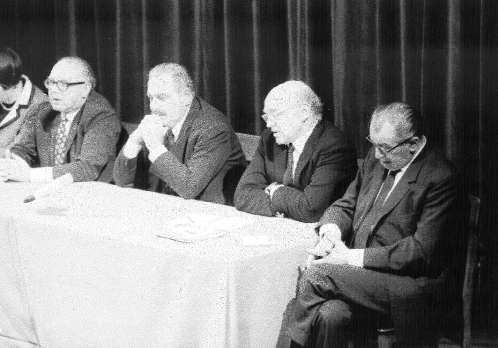 Podiumsdiskussion am 24. Januar 1970 im Düsseldorfer Schauspielhaus, in deren Rahmen Chris Reinecke ihre Kaugummiplastik auf roter Bühne inszeniert