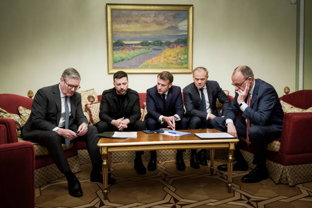 Bundeskanzler Friedrich Merz (r.) während eines Telefonats mit US-Präsidenten Donald Trump anlässlich eines Treffens der „Koalition der Willigen“ im Marienpalast