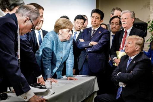 Bundeskanzlerin Angela Merkel (M.) bei Beratungen am Rande der offiziellen Tagesordnung während des G7-Gipfels im Hotel "Fairmont Le Manoir Richelieu"